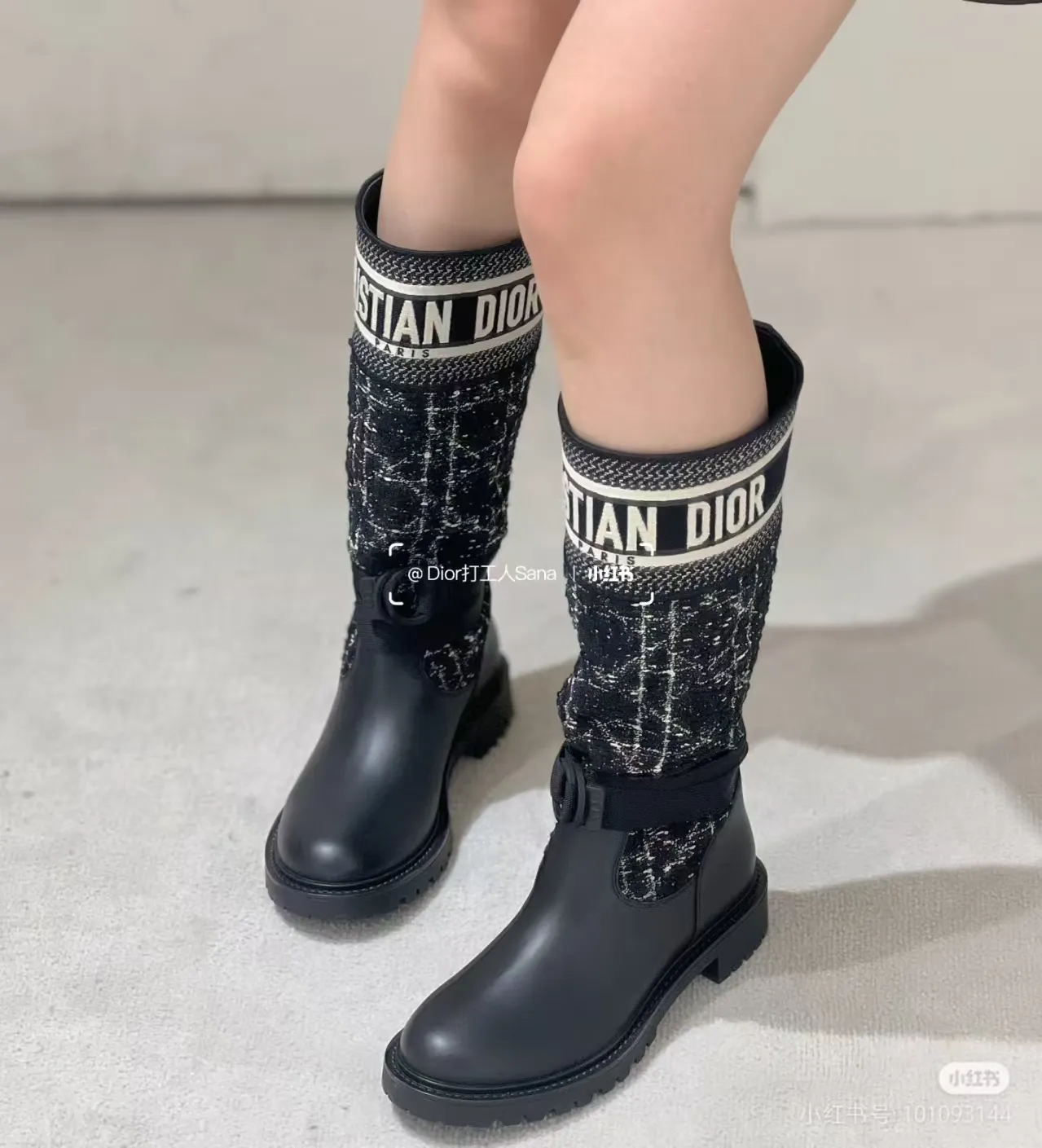 👟👟Ex-factory price 600👟👟, Dior embroidered graffiti boots, regardless of season or outfit, can be easily worn in various occasions. Putting on this pair of Dior embroidered boots is like stepping into a fashion universe full of art. This pair of boots was born in the 2013 autumn and winter series. It breaks the rules and does not follow the trend of pursuing gorgeousness. Instead, it tells the brand's dedication to quality with a low-key and deep luster. The square toe design abandons the sharp edge and adds a bit of mature and stable temperament. Whether it is paired with an elegant long skirt or a smart trousers, it can be easily controlled without any sense of violation.   The most eye-catching thing is the exquisite embroidery on the boots. Every stitch and thread is the hard work of craftsmen, and it is the perfect fusion of traditional craftsmanship and modern design. These embroideries are not simple decorations, but lively stories that slowly unfold on the uppers of the boots, giving these boots a unique soul. Wearing it, you are not only showing your fashion sense, but also demonstrating your ultimate pursuit of quality of life. Every step you take shows Dior's unique elegance and confidence.  Material: First-layer cowhide + sheepskin lining + rubber non-slip outsole Number of yards: 35-40 yards Color: black apricot